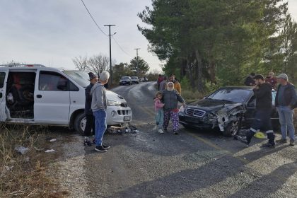 Milas trafik kazası Milas otomobil minübüs kazası Milas kaza Milas üç kişi yaralandı