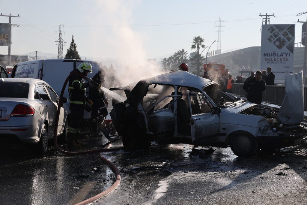 muğlada trafik kazası, muğla karayolunda trafik kazası, akdere köprüsünde kaza, bayır mahallesinde trafik kazası