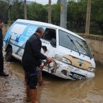 Bodrum dere yatağında iki araba Bodrum sağanak yağış Bodrum dere yatağı bodrum yağmur