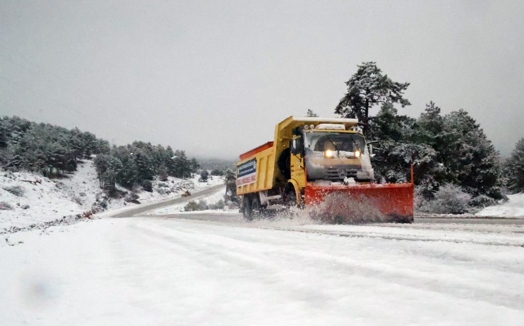 Muğla kar yağışı Seydikemer kar yağışı Muğla büyükşehir belediyesi kar çalışması kar yağışına karşı tuzlama çalışması