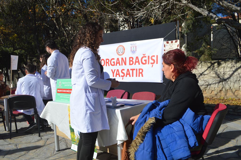 organ bağışı yaşatır etkinliği, muğlada tıp öğrencilerinin etkinliği, sınırsızlık meydanında düzenlenen etkinlik, muğlada organ bağışı etkinliği