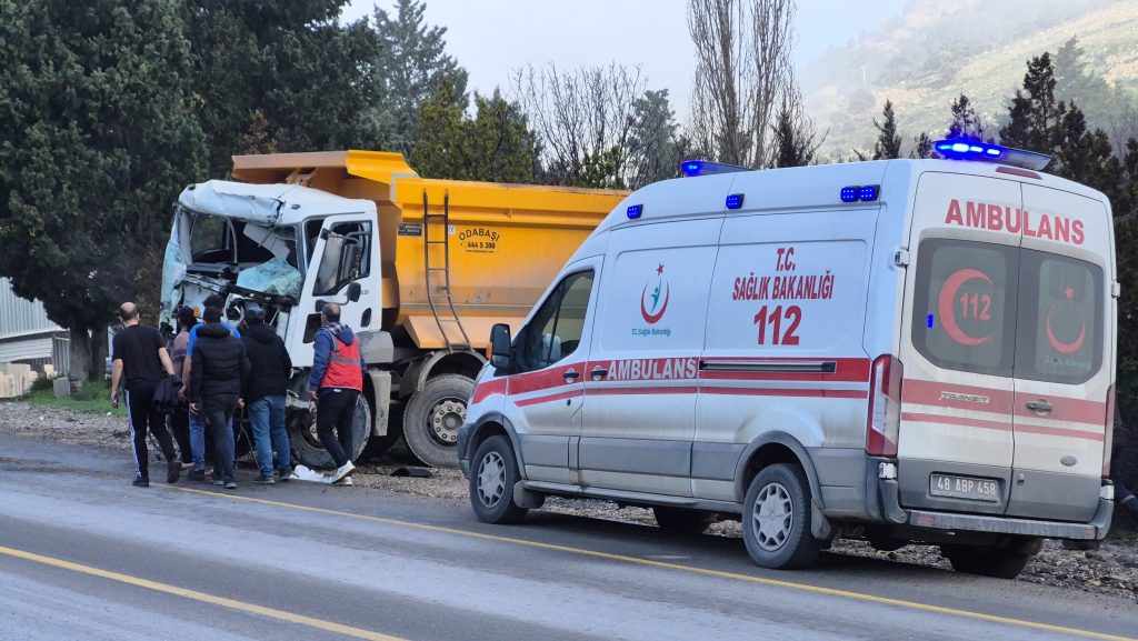 bodrumda trafik kazası, bodrumda kamyonlar çarpıştı, bodrumda kaza, bodrumda kamyon kazası, gündoğan türkbükü yolunda kaza