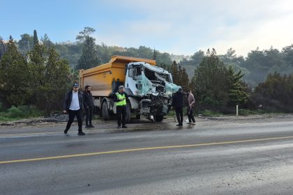 bodrumda trafik kazası, bodrumda kamyonlar çarpıştı, bodrumda kaza, bodrumda kamyon kazası, gündoğan türkbükü yolunda kaza