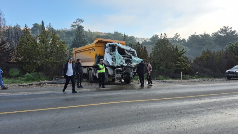 bodrumda trafik kazası, bodrumda kamyonlar çarpıştı, bodrumda kaza, bodrumda kamyon kazası, gündoğan türkbükü yolunda kaza