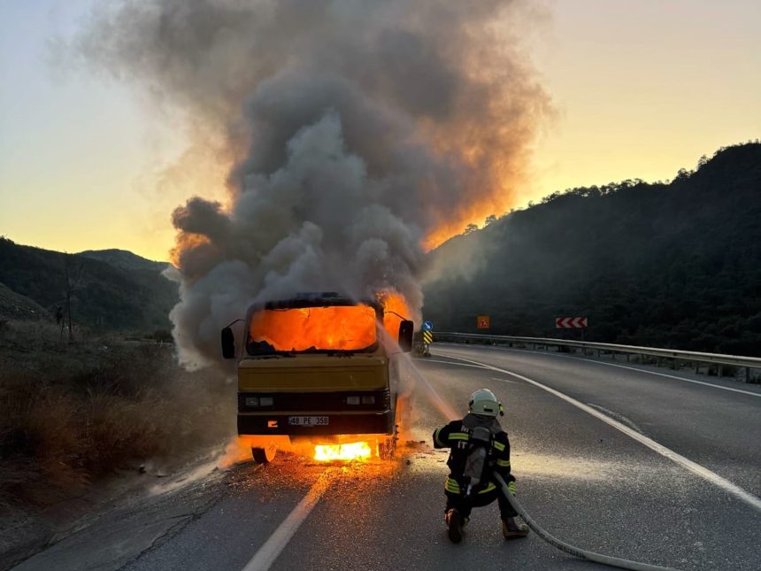 fethiyede kamyonet yandı, fethiyede kamyonet alev aldı, fethiyede yakıt dolu tanker yandı, göcekte yakıt dolu tanker yandı, göcekte kamyonet yandı