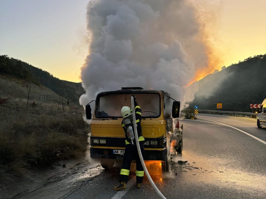 fethiyede kamyonet yandı, fethiyede kamyonet alev aldı, fethiyede yakıt dolu tanker yandı, göcekte yakıt dolu tanker yandı, göcekte kamyonet yandı