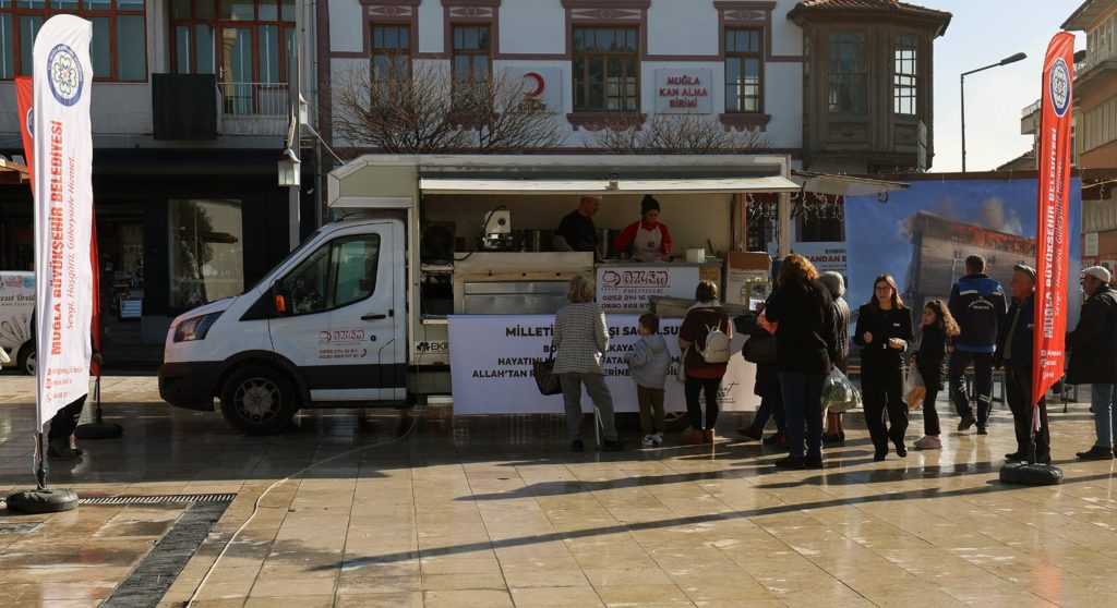 muğlada lokma dağıtıldı, muğla büyükşehir belediyesi lokma, menteşede lokma dağıtıldı, bolu kartalkaya yangın, boludaki yangın için muğlada lokma