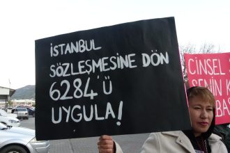 Fethiye’de boşanma aşamasında olduğu kadını av tüfeğiyle vuran erkeğin yargılandığı davanın ilk duruşması dört saat sürdü