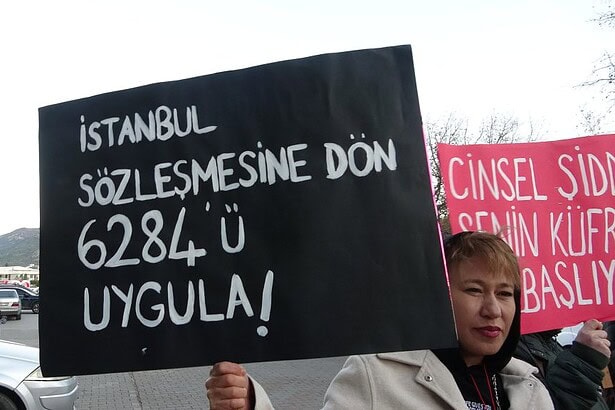 Fethiye’de boşanma aşamasında olduğu kadını av tüfeğiyle vuran erkeğin yargılandığı davanın ilk duruşması dört saat sürdü