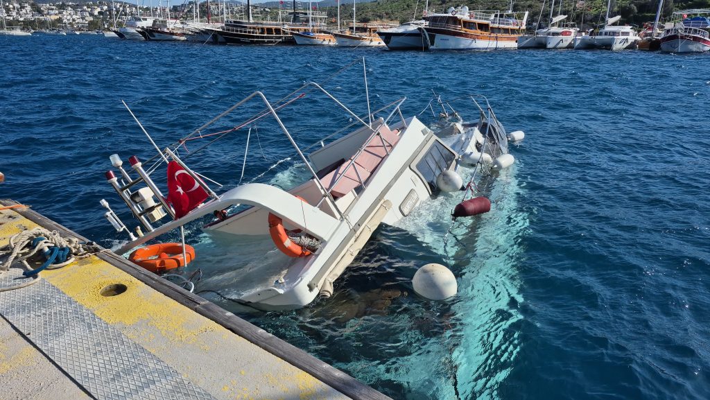 bodrumda tekne battı, iskeleye bağlı tekne battı, gümbet iskelesinde tekne battı, iskeleye bağlı tekne battı, bodrumda batan tekne