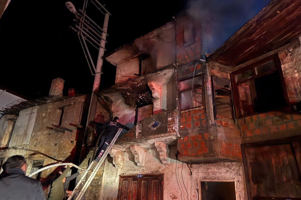 fethiye yangın, incirköy mahallesi yangın, fethiye incirköy mahallesi yangın, fethiye iki katlı ev yangın, incirköy ev yangın