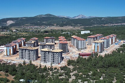 Fethiye'de yeni konut projeleri ve yükselen yapıların panoraması.