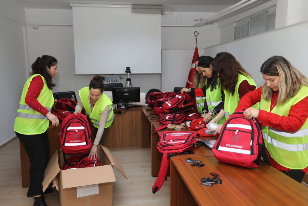 muğlada deprem çantası dağıtımı, muğla deprem çantası, deprem çantası dağıtımı muğla, muğla büyükşehir belediyesi deprem, deprem çantası muğla