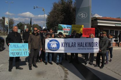 Fethiye karataş plajı Kıyılar Halkındır Fethiye İnisiyatifi Özyer grup karataş plajı karataş plajı arkeolojik sit alanı Kıyılar Halkındır Fethiye İnisiyatifi dsi önü açıkalama