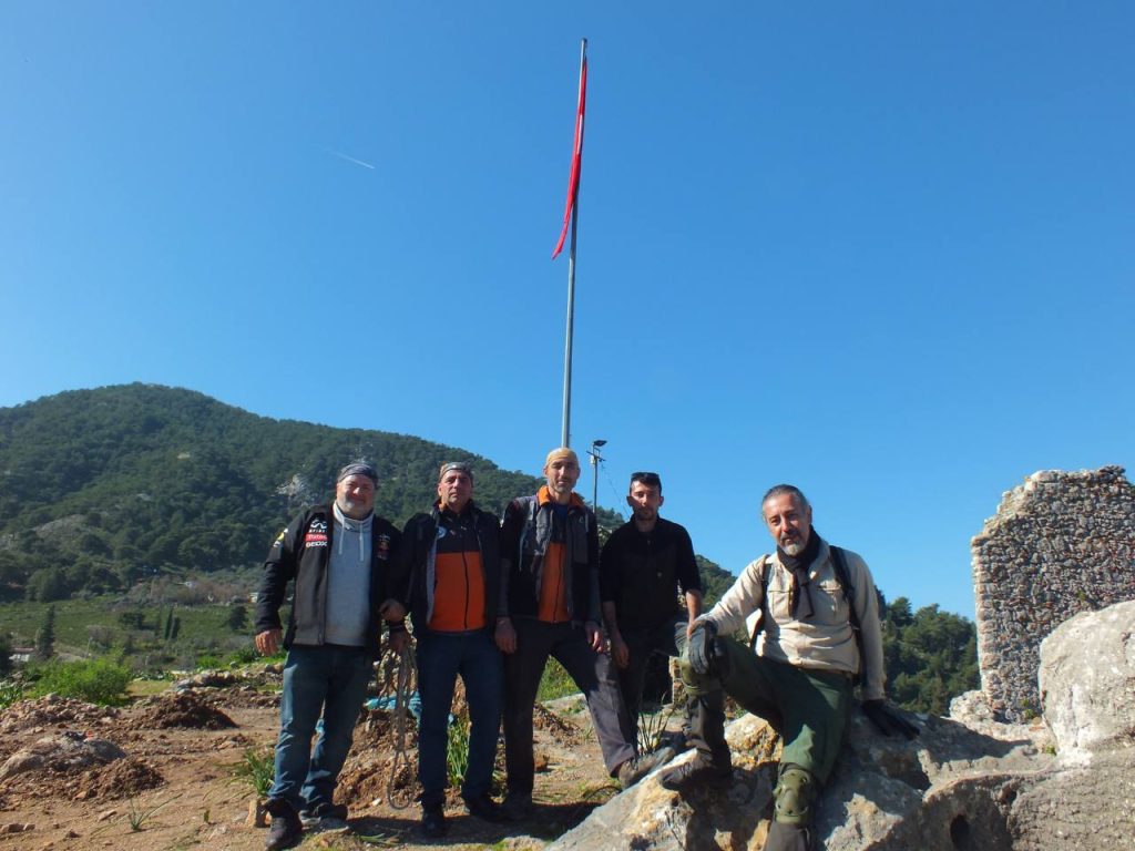 fethiye mahalle afet gönüllüleri, fethiye kalesi, fethiye zarar gören türk bayrağı, fethiye kalesi türk bayrağı, fethiye mahalle afet gönüllüleri türk bayrağı