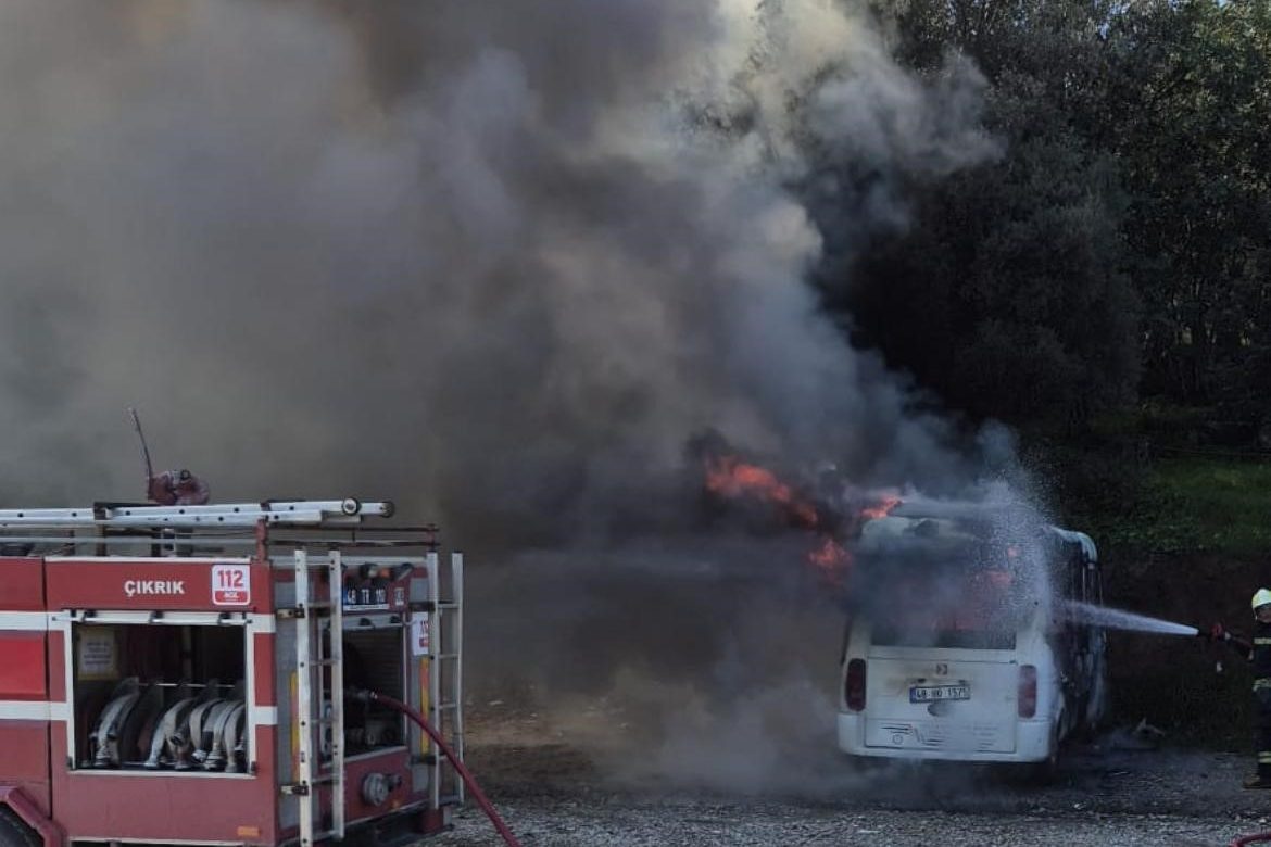 Bodrum minibüs yangını bodrum yangın Gölköy Mahallesi yangın minibüs yangını