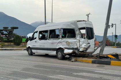 fethiye trafik kazası, trafik kazası fethiye, fethiyede kaza, fethiyede servis ve kamyon kazası, fethiyede servis kazası