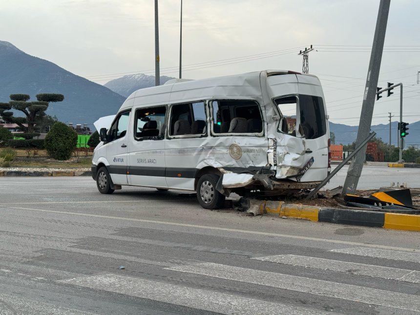 fethiye trafik kazası, trafik kazası fethiye, fethiyede kaza, fethiyede servis ve kamyon kazası, fethiyede servis kazası