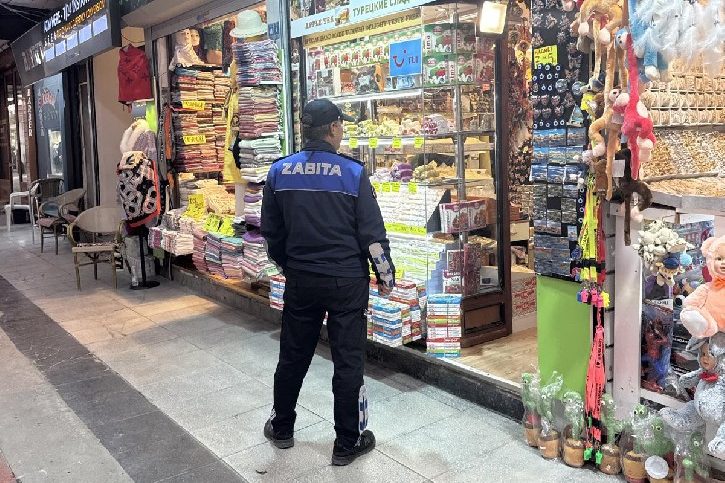 marmarisli esnaftan eylem, marmariste kaldırım işgali, marmaris belediyesi zabıta, marmaris belediyesi kaldırım denetimi, marmaris denetim