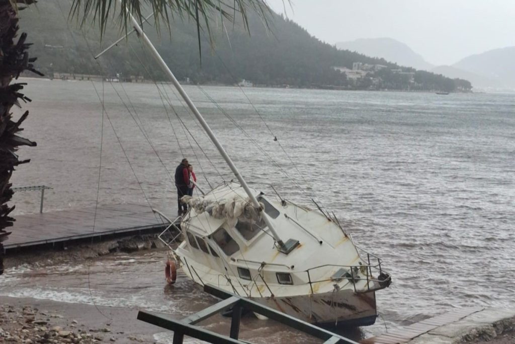 marmariste şiddetli yağış, marmariste fırtına, marmaris hava durumu, marmariste olumsuz hava, marmariste şiddetli yağış ve fırtına 