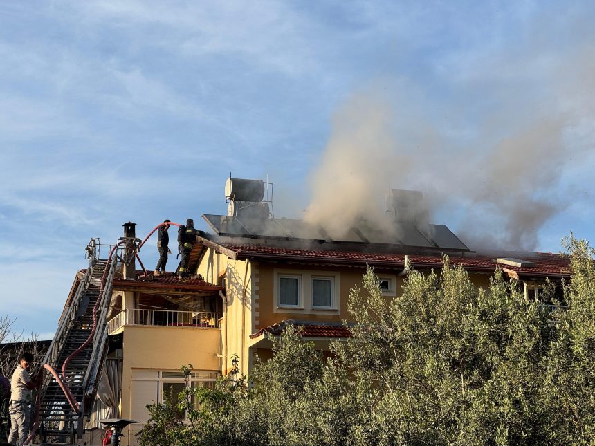 fethiyede iki katlı evde çıkan yangın, fethiyede iki katlı evdin çatısında çıkan yangın, fethiye yangın, fethiyede yangın, fethiye itfaiye