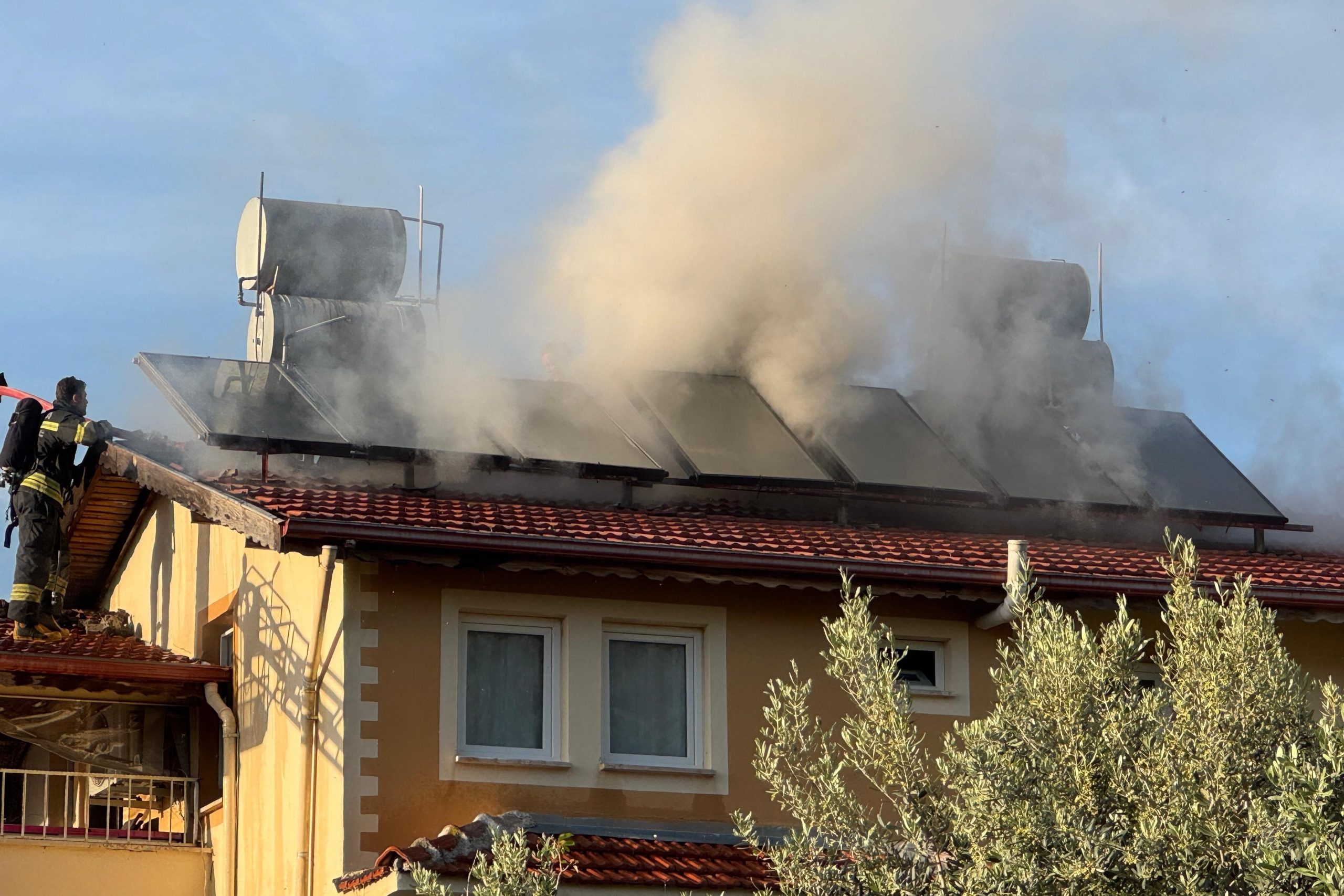 fethiyede iki katlı evde çıkan yangın, fethiyede iki katlı evdin çatısında çıkan yangın, fethiye yangın, fethiyede yangın, fethiye itfaiye