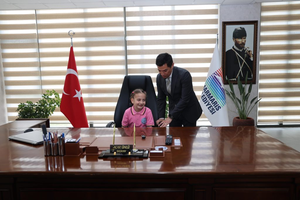 marmaris Belediye Başkanı Acar Ünlü 23 nisan Marmaris Belediye Başkanı Acar Ünlü 23 nisan koltuğu bıraktı