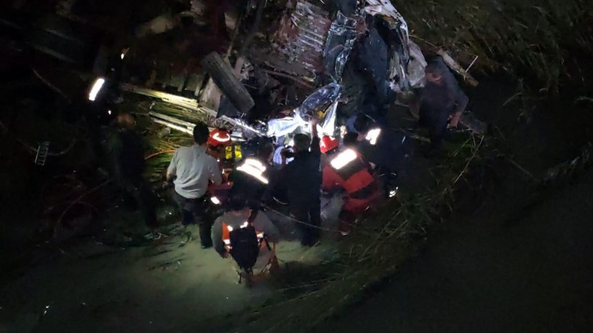 seydikemer kaza, seydikemer trafik kazası, saklkent kaza, saklıkent kavşağı kaza, eşen çayına kamyon