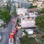 milas yangın, milasta yangın, milasta üç katlı evde yangın, milas yangında çatıya çıkan, yangın milas