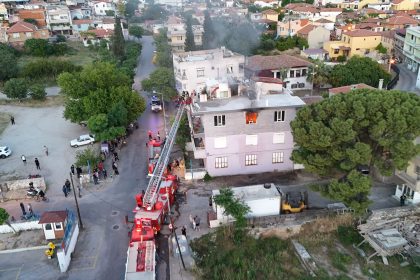 milas yangın, milasta yangın, milasta üç katlı evde yangın, milas yangında çatıya çıkan, yangın milas
