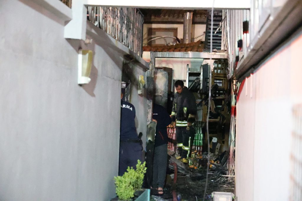 ula yangın, akyaka yangın, akyaka sahilde yangın, akyakadaki restoranda yangın, ulada yangın