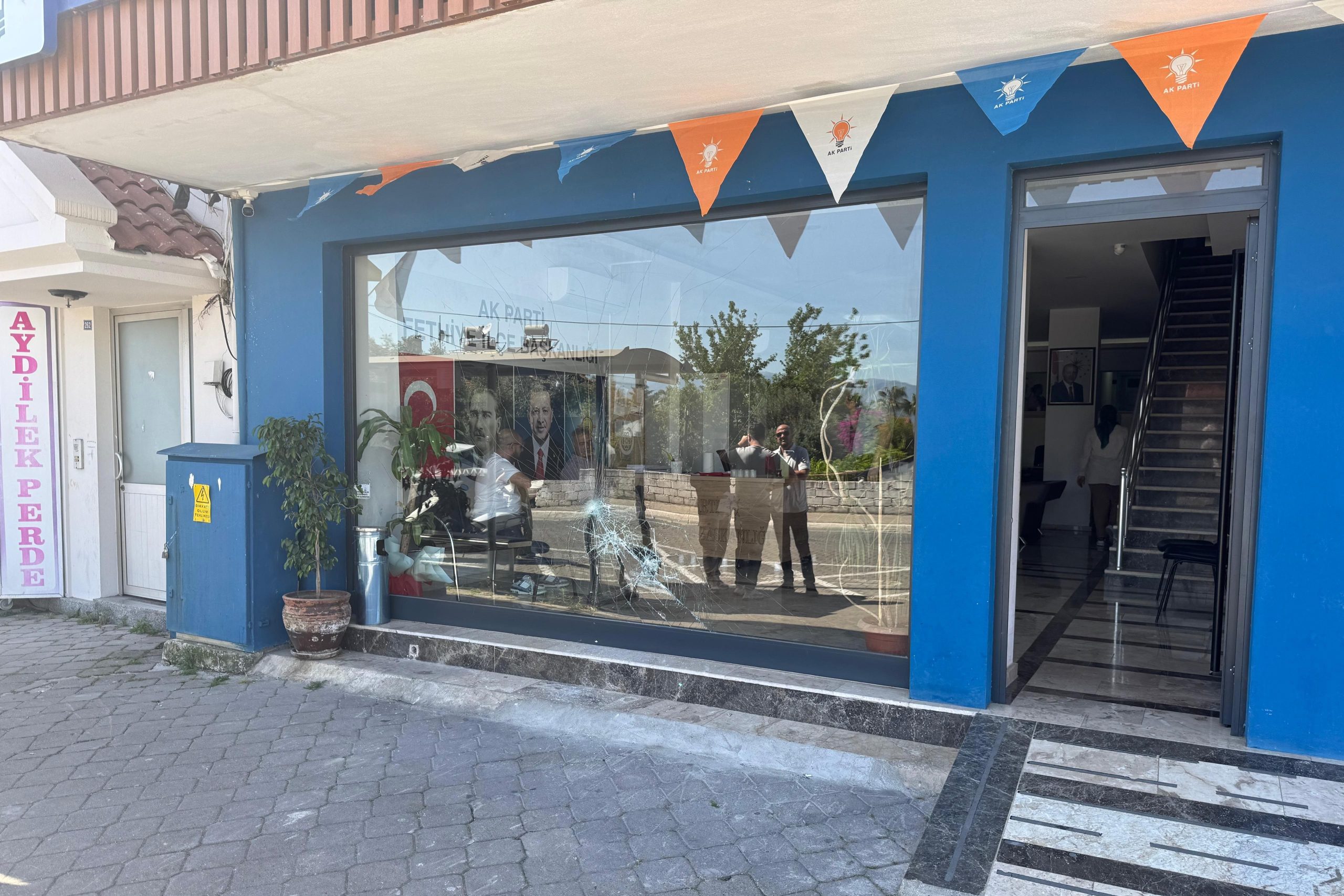 fethiyede ak parti binasına saldıran şüpheli , fethiye ak parti ilçe başkanlığı, fethiye ak parti ilçe başkanlığı binası, fethiye ak parti ilçe başkanlığı binasına saldırı, ak parti binasına saldıran şüpheli fethiye