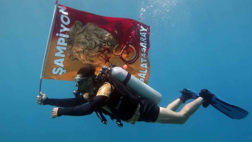 fethiye galatasaray şampiyonluk kutlaması, denizin dibinde şampiyonluk kutlaması, fethiye şampiyonluk kutlaması, fethiye galatasaray şampiyonluğu