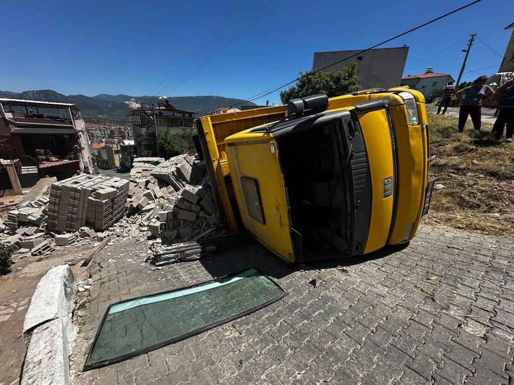 milasta kamyon devrildi, milasta devrilen kamyon, milasta tuğla yüklü kamyon, milas kamyon kazası, milas kamyon