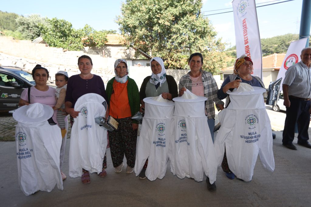 muğla ili arı yetiştiriciliği birliği, menteşe muğla ili arı yetiştiriciliği birliği üyeleri, menteşede arıcılara maske dağıtıldı, menteşede arıcılara körük dağıtıldı, arıcılara maske ve körük