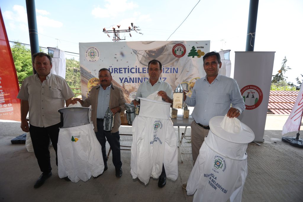 muğla ili arı yetiştiriciliği birliği, menteşe muğla ili arı yetiştiriciliği birliği üyeleri, menteşede arıcılara maske dağıtıldı, menteşede arıcılara körük dağıtıldı, arıcılara maske ve körük