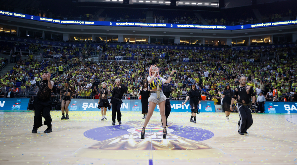 mecnun giasar, mecnun giasar kimdir, fenerbahçe dansçı kim, fenerbahçe basketbol, hande yener dansçı
