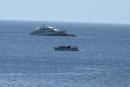 bodrum, bodrum açıkları, bodrum açıkları motoryat, motoryat kayalıklara çarptı, bodrum motoryat kayalıklara çarptı