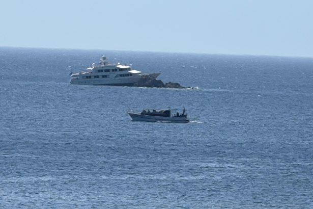 bodrum, bodrum açıkları, bodrum açıkları motoryat, motoryat kayalıklara çarptı, bodrum motoryat kayalıklara çarptı