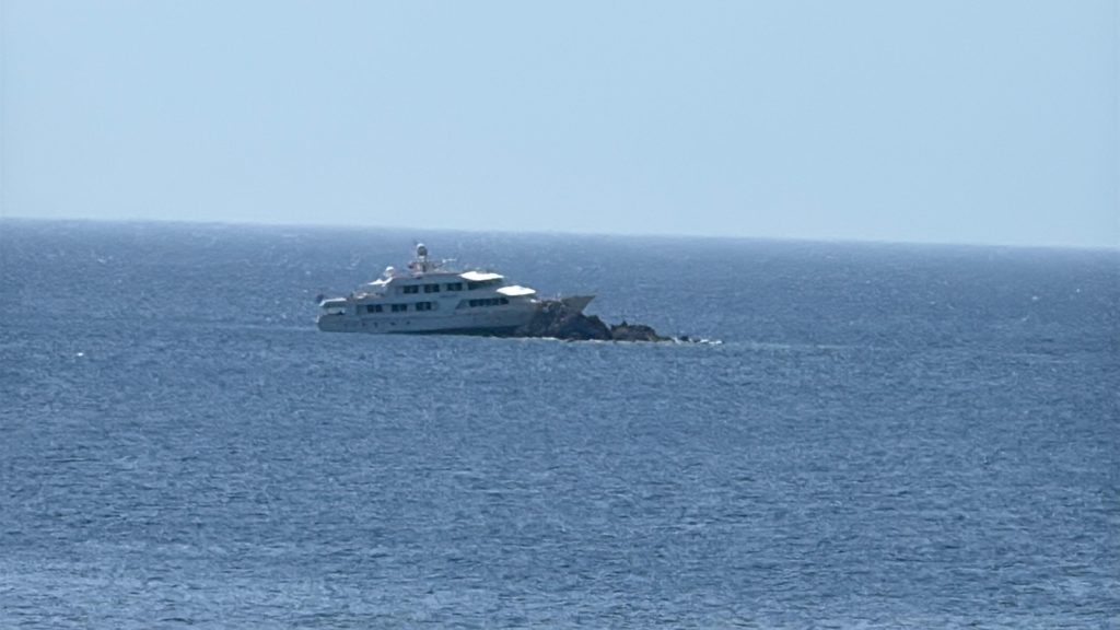 bodrum, bodrum açıkları, bodrum açıkları motoryat, motoryat kayalıklara çarptı, bodrum motoryat kayalıklara çarptı