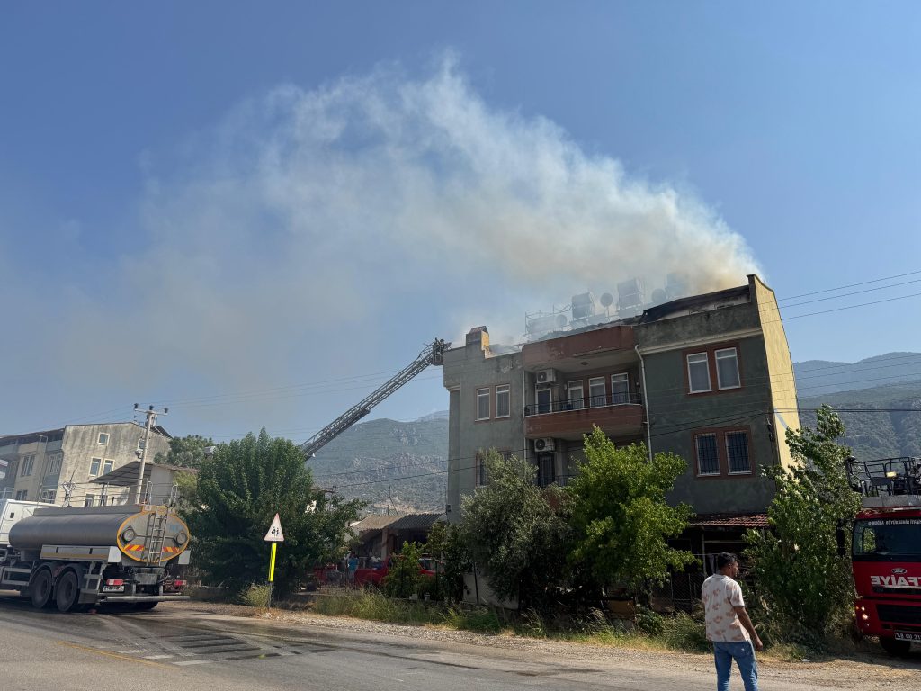 fethiye yangın fethiye ev yangını karaçulha çatı yangını