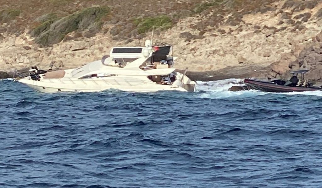 bodrum motoryat, motoryat kayalıklara çarptı, bodrum motoryat kazası, bodrum, bodrum kayalıklar