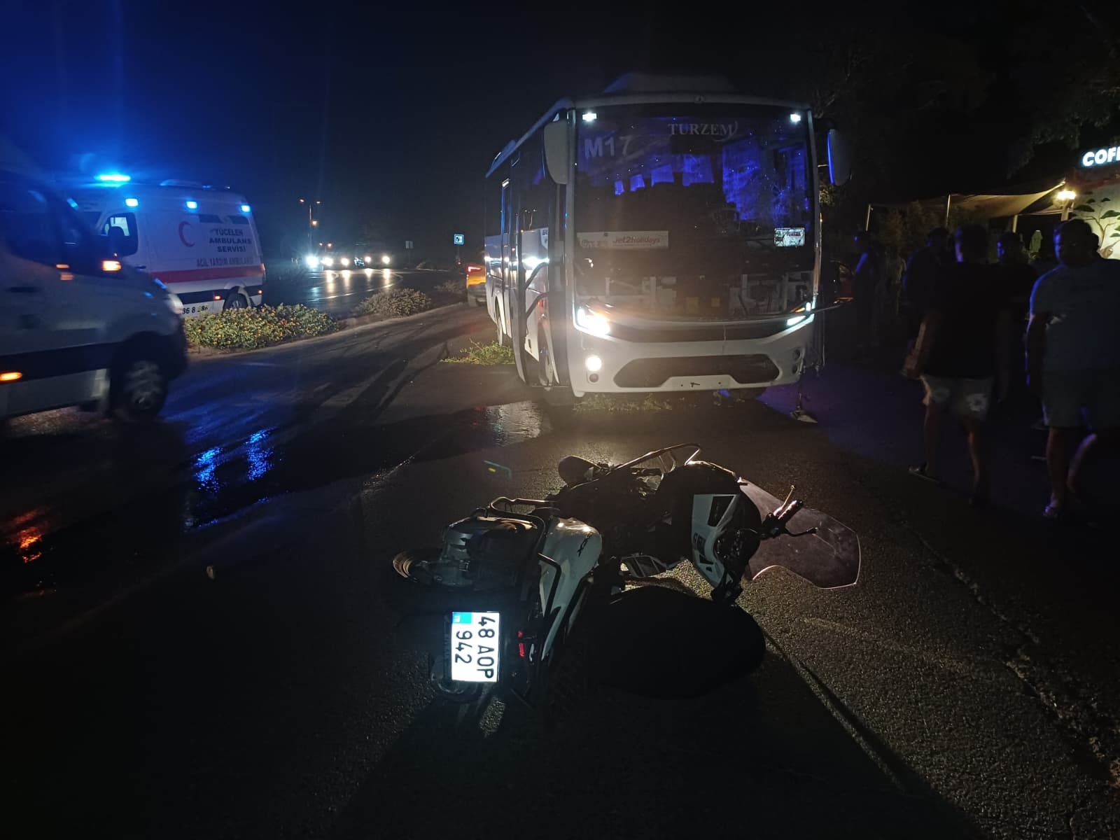 Marmaris’te bir tur otobüsü motosiklet ve otomobile çarptı: Bir kişi yaralandı