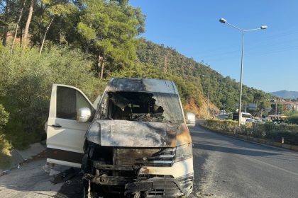 marmaris minibüs, marmaris minibüs yangın, marmariste turist taşıyan minibüs, marmaris turist taşıyan minibüste yangın, marmaris yangın