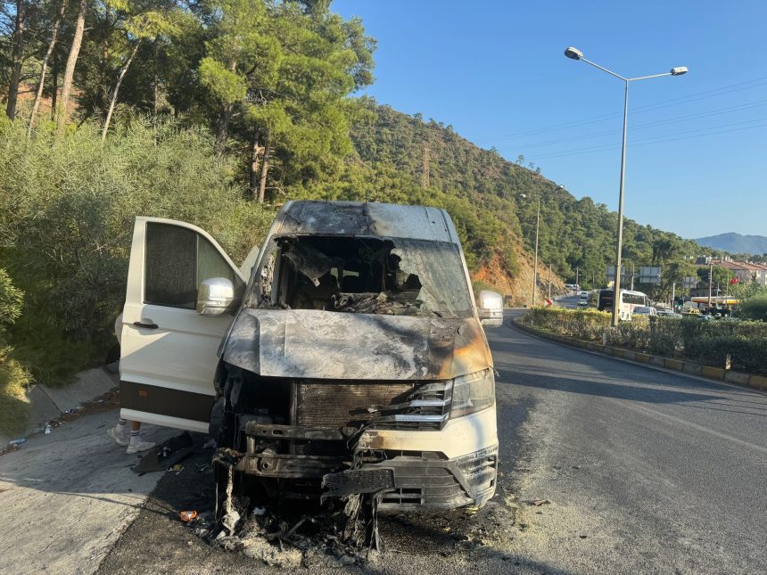 marmaris minibüs, marmaris minibüs yangın, marmariste turist taşıyan minibüs, marmaris turist taşıyan minibüste yangın, marmaris yangın