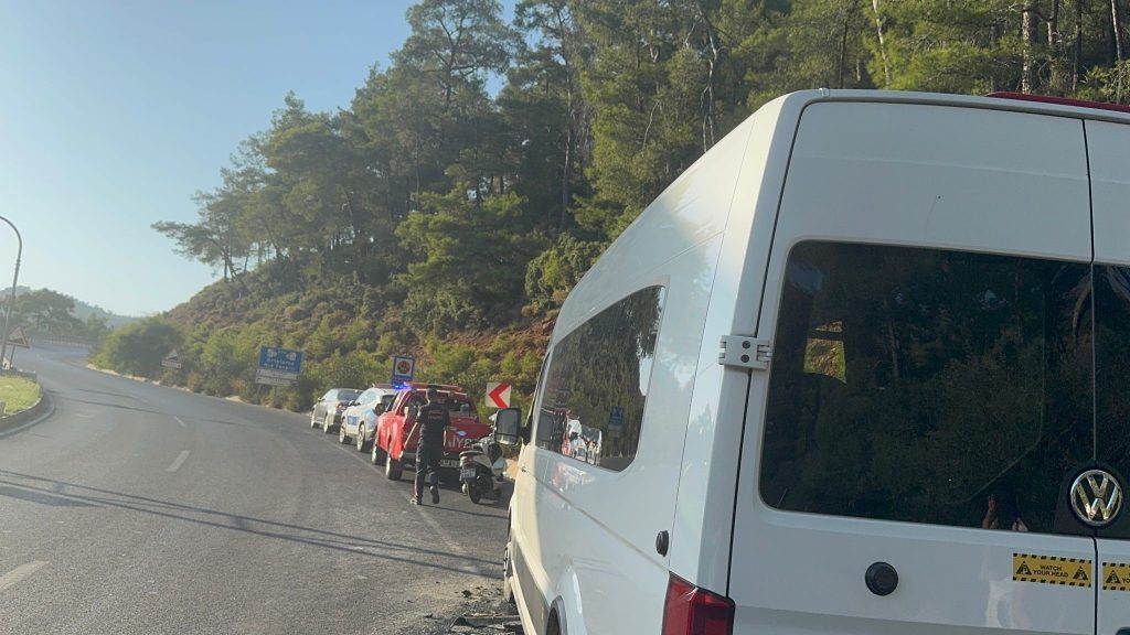 marmaris minibüs, marmaris minibüs yangın, marmariste turist taşıyan minibüs, marmaris turist taşıyan minibüste yangın, marmaris yangın
