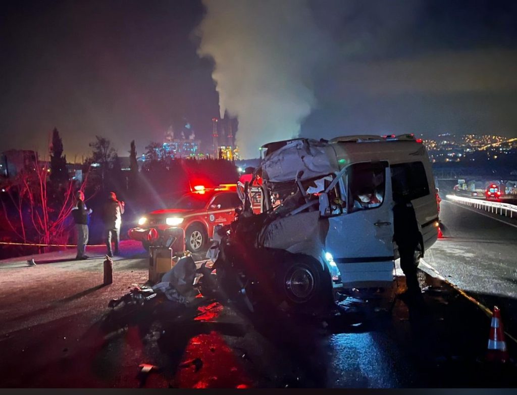 yatağan kaza, yatağan trafik kazası, yatağan, yatağan minibüs kazası, yatağanda minibüs tıra çarptı