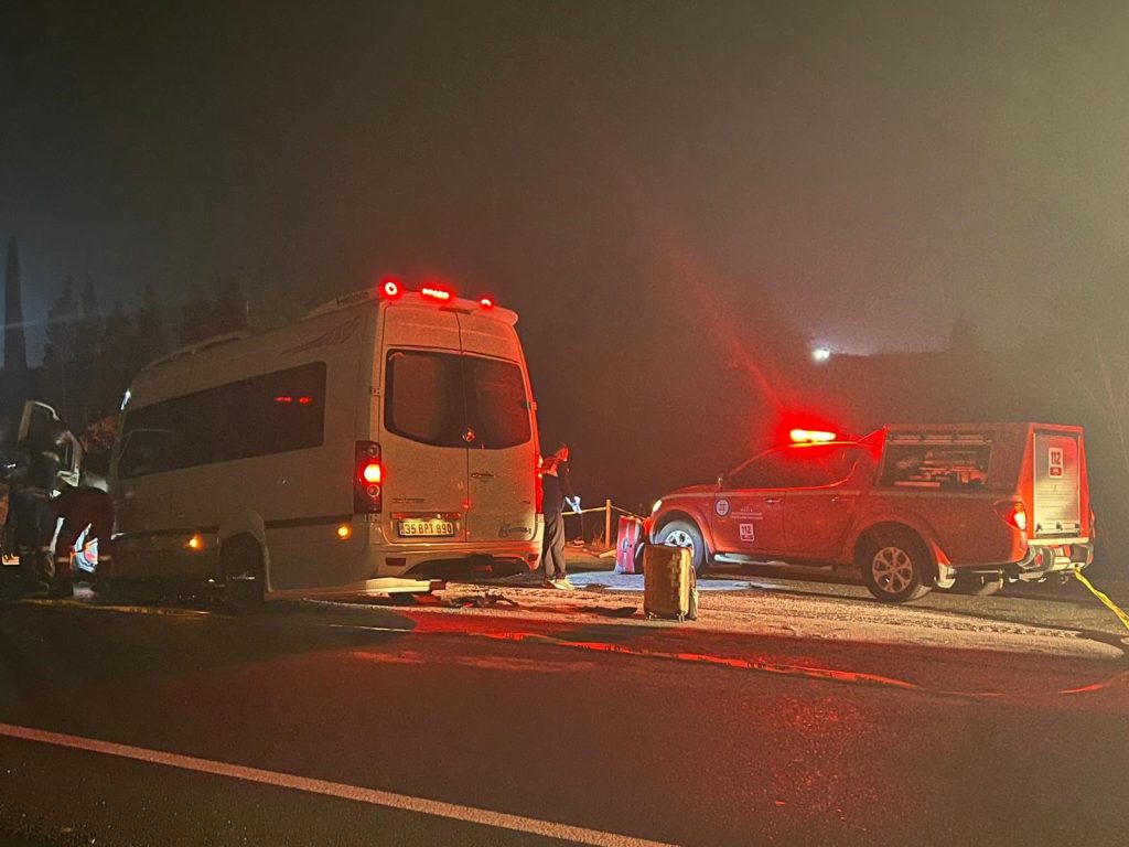 yatağan kaza, yatağan trafik kazası, yatağan, yatağan minibüs kazası, yatağanda minibüs tıra çarptı
