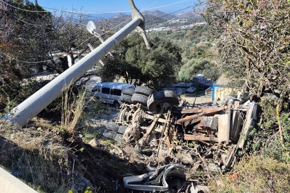 bodrum kamyon, bodrumda kamyon şarampole devrildi, bodrumda kamyon devrildi, bodrum, kamyon şarampole devrildi