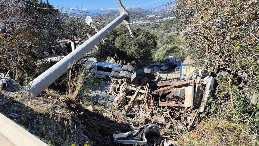 bodrum kamyon, bodrumda kamyon şarampole devrildi, bodrumda kamyon devrildi, bodrum, kamyon şarampole devrildi